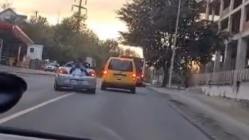 SVE VIŠE NESAVESNIH VOZAČA NA BEOGRADSKIM ULICAMA: Pojavio se novi snimak koji je sve ostavio u čudu (VIDEO) SVE VIŠE NESAVESNIH VOZAČA NA BEOGRADSKIM ULICAMA: Pojavio se novi snimak koji je sve ostavio u čudu (VIDEO)