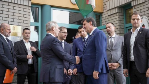 SASTANAK BRATISLAVA GAŠIĆA SA MAĐARSKIM KOLEGOM: Razgovarali o zajedničkoj borbi protiv iregularnih migracija (FOTO) SASTANAK BRATISLAVA GAŠIĆA SA MAĐARSKIM KOLEGOM: Razgovarali o zajedničkoj borbi protiv iregularnih migracija (FOTO)