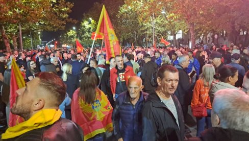 ZBOG IZBORA MANDIĆA ZA ŠEFA PARLAMENTA: Milovi prave haos ispred Skupštine Crne Gore (FOTO/VIDEO) ZBOG IZBORA MANDIĆA ZA ŠEFA PARLAMENTA: Milovi prave haos ispred Skupštine Crne Gore (FOTO/VIDEO)