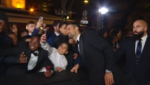 A KAD SE POJAVIO SRBIN... Novak Đoković najveća zvezda dodele Zlatne lopte, evo šta je poručio svetu o Srbima (VIDEO) A KAD SE POJAVIO SRBIN... Novak Đoković najveća zvezda dodele Zlatne lopte, evo šta je poručio svetu o Srbima (VIDEO)