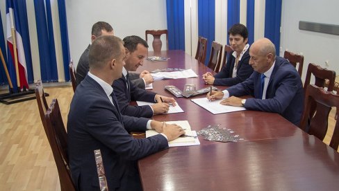 И ПИЋЕ БОГОВА ВИНО КАО ТУРИСТИЧКА ПОНУДА: Потписан први меморадном о успостављању Винског пута у БиХ И ПИЋЕ БОГОВА ВИНО КАО ТУРИСТИЧКА ПОНУДА: Потписан први меморадном о успостављању Винског пута у БиХ