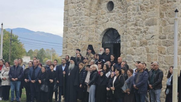 ЛИТУРГИЈА ПОСЛЕ 25 ГОДИНА: У Витомирици код Пећи верници се окупили на храмовној слави после четврт века ЛИТУРГИЈА ПОСЛЕ 25 ГОДИНА: У Витомирици код Пећи верници се окупили на храмовној слави после четврт века