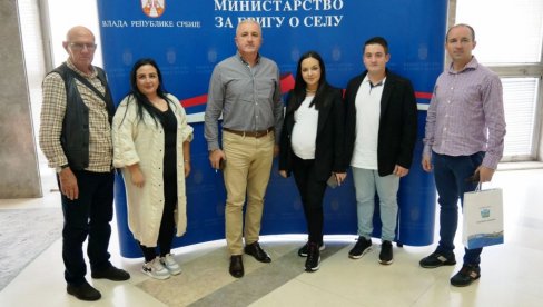 PARAĆINU JOŠ JEDNA SEOSKA KUĆA: Potpisan ugovor, u Drenovcu krov za Anđelu i Srđana PARAĆINU JOŠ JEDNA SEOSKA KUĆA: Potpisan ugovor, u Drenovcu krov za Anđelu i Srđana