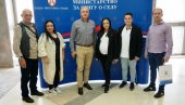 ПАРАЋИНУ ЈОШ ЈЕДНА СЕОСКА КУЋА: Потписан уговор, у Дреновцу кров за Анђелу и Срђана ПАРАЋИНУ ЈОШ ЈЕДНА СЕОСКА КУЋА: Потписан уговор, у Дреновцу кров за Анђелу и Срђана