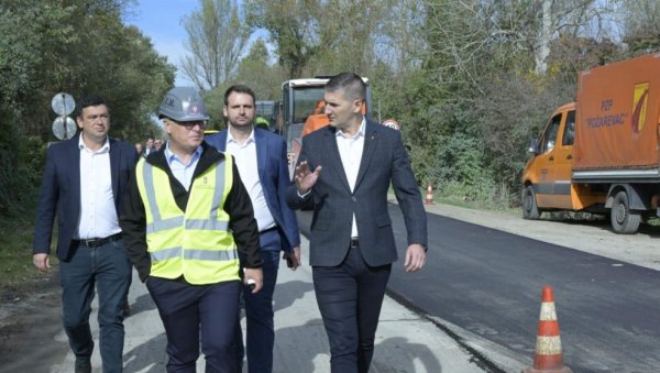 РАВНОМЕРНО РАЗВИЈАМО СРБИЈУ Весић: Уз аутопутеве и брзе саобраћајнице реконструишемо и локалне путеве РАВНОМЕРНО РАЗВИЈАМО СРБИЈУ Весић: Уз аутопутеве и брзе саобраћајнице реконструишемо и локалне путеве