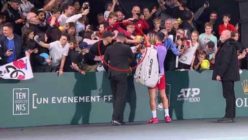 BRZE REAKCIJE OBEZBEĐENJA! Novak Đoković je ovako zaštićen posle pobede na mastersu u Parizu (FOTO) BRZE REAKCIJE OBEZBEĐENJA! Novak Đoković je ovako zaštićen posle pobede na mastersu u Parizu (FOTO)