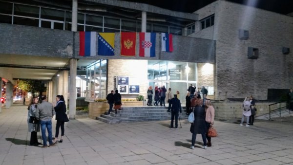 ПОЧИЊЕ ФЕСТИВАЛ БЕЗ ПРЕВОДА: Миленина Деца пред Ужичанима ПОЧИЊЕ ФЕСТИВАЛ БЕЗ ПРЕВОДА: Миленина Деца пред Ужичанима