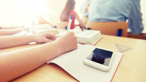 ĐACI BEZ MOBILNIH I TOKOM ODMORA: U nikšićkoj osnovnoj školi zabranjeno korišćenje telefona ĐACI BEZ MOBILNIH I TOKOM ODMORA: U nikšićkoj osnovnoj školi zabranjeno korišćenje telefona