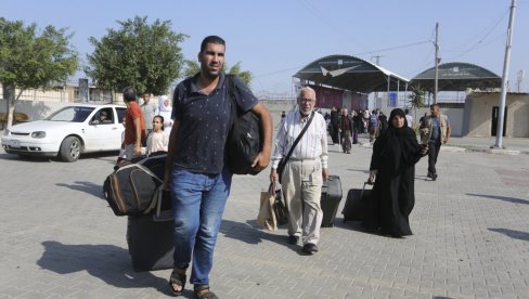 ONI DOLAZE JEDAN PO JEDAN: Povređeni Palestinci pristižu u Egipat preko prelaza Rafa ONI DOLAZE JEDAN PO JEDAN: Povređeni Palestinci pristižu u Egipat preko prelaza Rafa