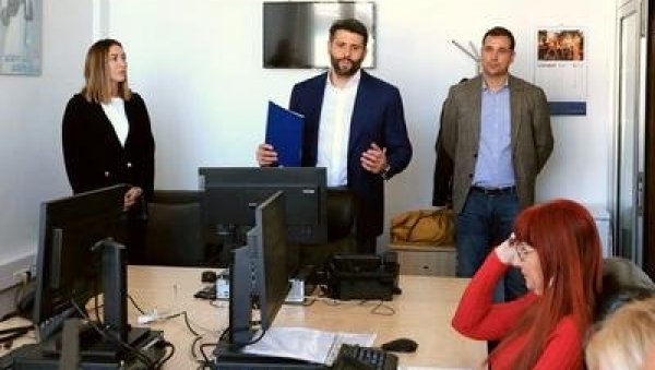 ГРАЂАНИ 11-0-11 ЗВАЛИ МИЛИОН ПУТА: Откад је прошле године отворена јединствена линија за градске службе, усијали се телефони ГРАЂАНИ 11-0-11 ЗВАЛИ МИЛИОН ПУТА: Откад је прошле године отворена јединствена линија за градске службе, усијали се телефони