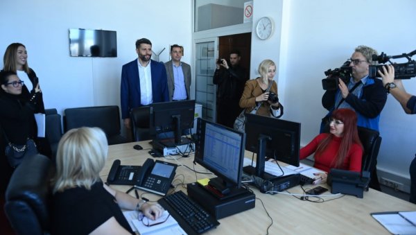 БЕОГРАЂАНИ ЗВАЛИ 11-0-11 ВИШЕ ОД 630.000 ПУТА: Ево како је радио Сервисни центар Града Београда током првих шест месеци БЕОГРАЂАНИ ЗВАЛИ 11-0-11 ВИШЕ ОД 630.000 ПУТА: Ево како је радио Сервисни центар Града Београда током првих шест месеци