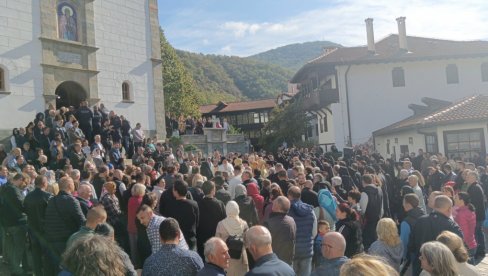 ПУНА ПОРТА У ПРОХОРУ: Једна од најстаријих светиња на југу Србије обележила манастирску славу (ФОТО) ПУНА ПОРТА У ПРОХОРУ: Једна од најстаријих светиња на југу Србије обележила манастирску славу (ФОТО)