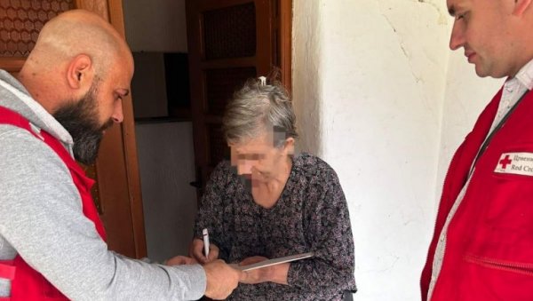 НАМИРНИЦЕ ЗА НАЈУГРОЖЕНИЈЕ: Параћински Црвени крст у акцији у Голубовцу (ФОТО) НАМИРНИЦЕ ЗА НАЈУГРОЖЕНИЈЕ: Параћински Црвени крст у акцији у Голубовцу (ФОТО)
