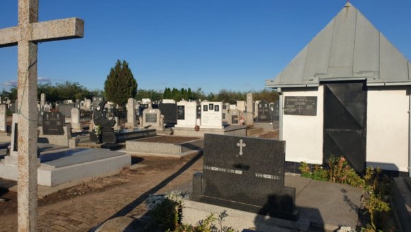 ПОВАДИЛА 37 КРСТОВА И БАЦИЛА ПОРЕД ГРОБОВА: Детаљи бизарног случаја са гробља у Кикинди ПОВАДИЛА 37 КРСТОВА И БАЦИЛА ПОРЕД ГРОБОВА: Детаљи бизарног случаја са гробља у Кикинди