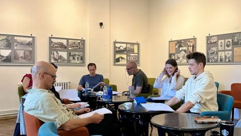 POČELE PROBE VIOLINISTE NA KROVU: Stefan Sablić režira predstavu u Jevrejskom kulturnom centru POČELE PROBE VIOLINISTE NA KROVU: Stefan Sablić režira predstavu u Jevrejskom kulturnom centru