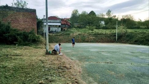 RADNA AKCIJA U VELIKOJ KRUŠEVICI: Uređuju školsko dvorište