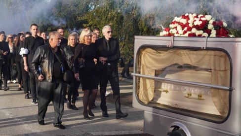 JAO, SINE, EVO IH TVOJE DELIJE Potresne scene na sahrani sina Mirka Kodića - Majka kukala na sav glas (FOTO) JAO, SINE, EVO IH TVOJE DELIJE Potresne scene na sahrani sina Mirka Kodića - Majka kukala na sav glas (FOTO)