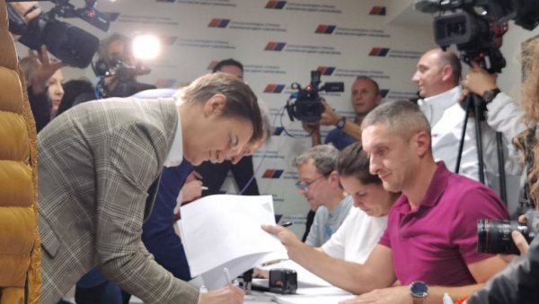 ИДЕМО У ДРУГО ПОЛУВРЕМЕ: Премијерка дала подршку листи СНС ИДЕМО У ДРУГО ПОЛУВРЕМЕ: Премијерка дала подршку листи СНС