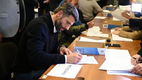 ŠAPIĆ POTPISAO: Podržao listu SNS-a, dočekan velikim aplauzom (FOTO/VIDEO) ŠAPIĆ POTPISAO: Podržao listu SNS-a, dočekan velikim aplauzom (FOTO/VIDEO)