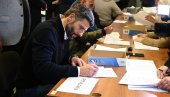 ШАПИЋ ПОТПИСАО: Подржао листу СНС-а, дочекан великим аплаузом (ФОТО/ВИДЕО) ШАПИЋ ПОТПИСАО: Подржао листу СНС-а, дочекан великим аплаузом (ФОТО/ВИДЕО)
