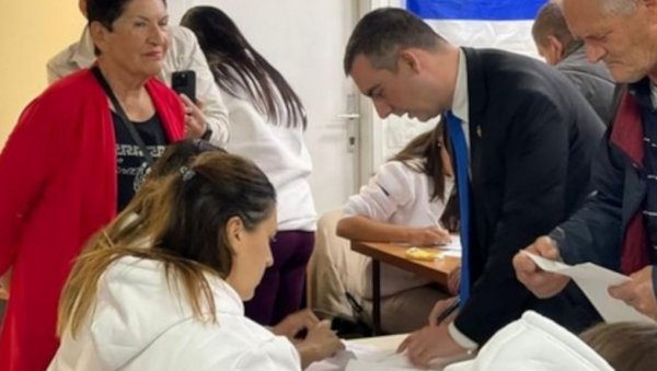 РЕШЕНИ СМО ДА ПОКАЖЕМО ЈЕДИНСТВО: Орлић пружио подршку листи Александар Вучић - Србија не сме да стане (ФОТО) РЕШЕНИ СМО ДА ПОКАЖЕМО ЈЕДИНСТВО: Орлић пружио подршку листи Александар Вучић - Србија не сме да стане (ФОТО)