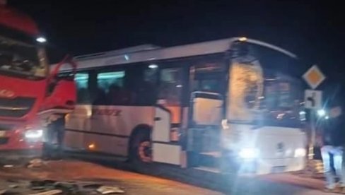 SAOBRAĆAJNA NESREĆA KOD KRUŠEVCA: Sudar autobusa i šlepera