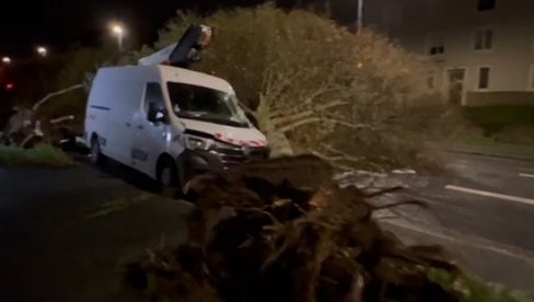 НОВА ОЛУЈА ПОГОДИЛА ВЕЛИКУ БРИТАНИЈУ: Школе и аеродроми затворени, издато упозорење НОВА ОЛУЈА ПОГОДИЛА ВЕЛИКУ БРИТАНИЈУ: Школе и аеродроми затворени, издато упозорење