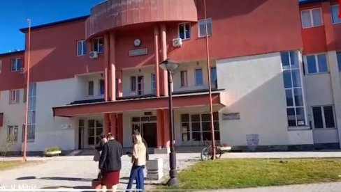 MUŠKARAC SE RAZNEO BOMBOM NA ŽELEZNIČKOJ STANICI: Tragedija uznemirila Čačane - prvi snimci sa mesta eksplozije (VIDEO) MUŠKARAC SE RAZNEO BOMBOM NA ŽELEZNIČKOJ STANICI: Tragedija uznemirila Čačane - prvi snimci sa mesta eksplozije (VIDEO)