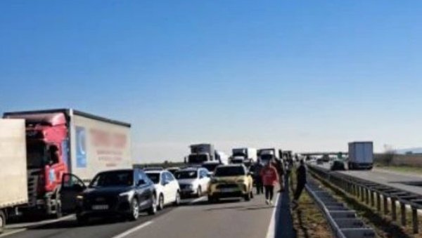 АКО НЕ МОРАТЕ, НЕ КРЕЋИТЕ КА НОВОМ САДУ: Судар камиона направио општу пометњу на ауто-путу (ФОТО) АКО НЕ МОРАТЕ, НЕ КРЕЋИТЕ КА НОВОМ САДУ: Судар камиона направио општу пометњу на ауто-путу (ФОТО)