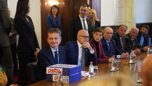 NAPREDNJACI OPET PRVI NA LISTIĆU - SNS predala svoju izbornu listi koju je potpisima podržalo 92.637 građana NAPREDNJACI OPET PRVI NA LISTIĆU - SNS predala svoju izbornu listi koju je potpisima podržalo 92.637 građana