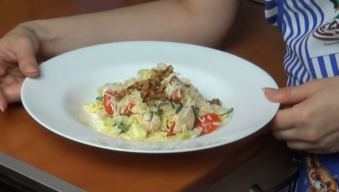 OBROK SALATA KOJU ĆETE OBOŽAVATI: Manje kalorična verzija omiljene Cezar salate, spoj ukusa kojem nećete odoleti (VIDEO) OBROK SALATA KOJU ĆETE OBOŽAVATI: Manje kalorična verzija omiljene Cezar salate, spoj ukusa kojem nećete odoleti (VIDEO)