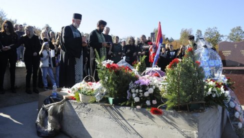 TUGA I BOL NE PRESTAJU: Na vrnjačkom groblju održan četrdesetodnevni pomen Stefanu Nedeljkoviću, žrtvi terora na KiM (FOTO) TUGA I BOL NE PRESTAJU: Na vrnjačkom groblju održan četrdesetodnevni pomen Stefanu Nedeljkoviću, žrtvi terora na KiM (FOTO)