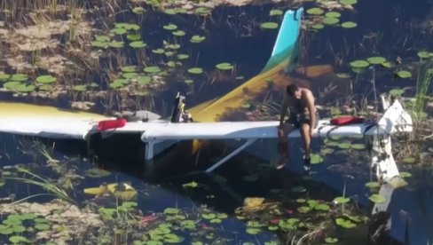 AVION ZAVRŠIO U STANIŠTU ALIGATORA: Pilot satima čekao pomoć (VIDEO) AVION ZAVRŠIO U STANIŠTU ALIGATORA: Pilot satima čekao pomoć (VIDEO)