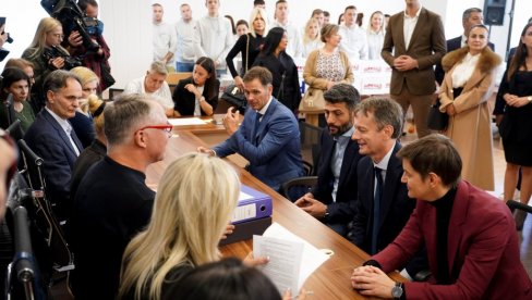 SNS PRVA PREDALA I IZBORNU LISTU ZA BEOGRAD: Šapić, Brnabićeva i Mali uz funkcionere i aktiviste predali kutije (FOTO) SNS PRVA PREDALA I IZBORNU LISTU ZA BEOGRAD: Šapić, Brnabićeva i Mali uz funkcionere i aktiviste predali kutije (FOTO)