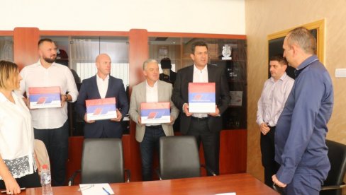 PREDALI IZORNU LISTU: SNS u Šapcu prikupio 1.390, od neophodnih 800 potpisa PREDALI IZORNU LISTU: SNS u Šapcu prikupio 1.390, od neophodnih 800 potpisa