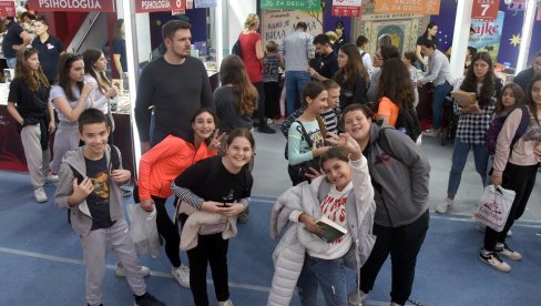 SVAKI SAJAMSKI DAN POSTAO ŠKOLSKI: I ovogodišnja smotra pisane reči u znaku velike posete učenika SVAKI SAJAMSKI DAN POSTAO ŠKOLSKI: I ovogodišnja smotra pisane reči u znaku velike posete učenika