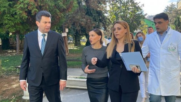 ОПШТА БОЛНИЦА У ШАПЦУ ДОБИЛА НОВО САНИТЕТСКО ВОЗИЛО: Транспорт пацијената из целог Мачванског округа биће знатно олакшан (ФОТО) ОПШТА БОЛНИЦА У ШАПЦУ ДОБИЛА НОВО САНИТЕТСКО ВОЗИЛО: Транспорт пацијената из целог Мачванског округа биће знатно олакшан (ФОТО)