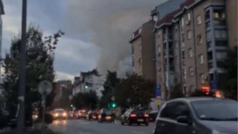 VELIKI POŽAR KOD NOVOSADSKOG SAJMA: Dim kulja na sve strane, vatrogasci hitno izašli na teren (VIDEO) VELIKI POŽAR KOD NOVOSADSKOG SAJMA: Dim kulja na sve strane, vatrogasci hitno izašli na teren (VIDEO)