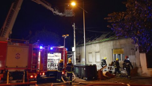 IZGOREO KROV KUĆE: Veliki požar u Ulici Novosadskog sajma u Novom Sadu IZGOREO KROV KUĆE: Veliki požar u Ulici Novosadskog sajma u Novom Sadu