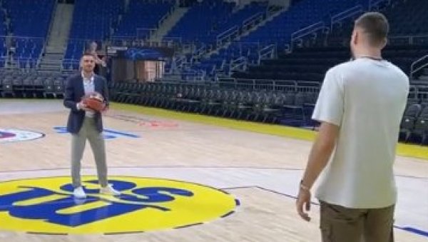 ИМА ЛИ НЕШТО ШТО НЕ УМЕ? Тадић на кошаркашком терену, Гудурић му додаје лопту - тражио жртве да их изубија (ВИДЕО) ИМА ЛИ НЕШТО ШТО НЕ УМЕ? Тадић на кошаркашком терену, Гудурић му додаје лопту - тражио жртве да их изубија (ВИДЕО)