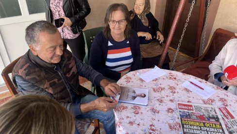 PENZIONERE OBRADOVAO POPUST NA VOZ: Zajedno sa direktorom PIO uručili smo najstarijim sugrađanima penzionerske kartice (VIDEO)