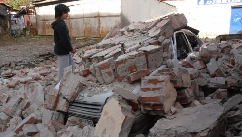 TELA POD RUŠEVINAMA, 200 POVREĐENIH, RAZORENO GRADSKO JEZGRO: Pre 13 godina Kraljevo i okolinu zadesio je snažan zemljotres (FOTO) TELA POD RUŠEVINAMA, 200 POVREĐENIH, RAZORENO GRADSKO JEZGRO: Pre 13 godina Kraljevo i okolinu zadesio je snažan zemljotres (FOTO)