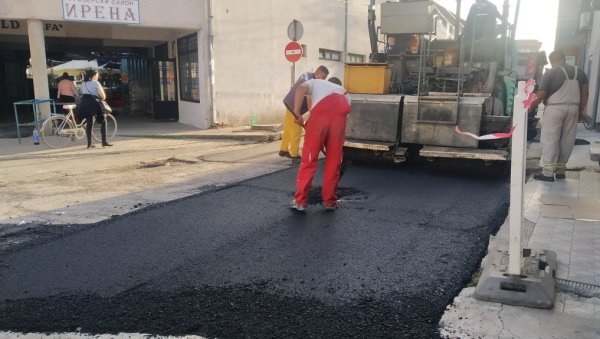 БЕОГРАДСКА, А У ПАРАЋИНУ: Нови асфалт за уличицу код пијаце (ФОТО) БЕОГРАДСКА, А У ПАРАЋИНУ: Нови асфалт за уличицу код пијаце (ФОТО)