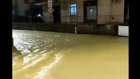 ITALIJA POD VODOM, NEVREME ZAHVATILO I HRVATSKU: Haotično u regionu, reke se izlivaju, moguća i pojava grada (VIDEO) ITALIJA POD VODOM, NEVREME ZAHVATILO I HRVATSKU: Haotično u regionu, reke se izlivaju, moguća i pojava grada (VIDEO)
