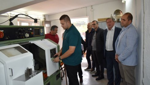 ODUŽIO SE BIVŠOJ ŠKOLI: Mašinski inženjer iz Aleksandrovca poklonio mašinu vrednu 15.000 evra ODUŽIO SE BIVŠOJ ŠKOLI: Mašinski inženjer iz Aleksandrovca poklonio mašinu vrednu 15.000 evra