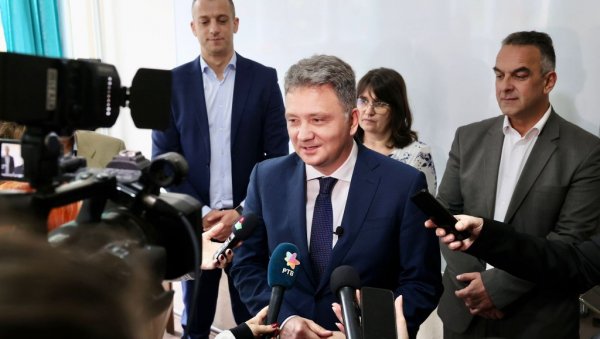 МИНИСТАР ЈОВАНОВИЋ ОБИШАО ЗАВРШНЕ РАДОВЕ: Уведен брзи интернет у селу Панонија (ФОТО) МИНИСТАР ЈОВАНОВИЋ ОБИШАО ЗАВРШНЕ РАДОВЕ: Уведен брзи интернет у селу Панонија (ФОТО)