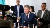 MINISTAR JOVANOVIĆ OBIŠAO ZAVRŠNE RADOVE: Uveden brzi internet u selu Panonija (FOTO) MINISTAR JOVANOVIĆ OBIŠAO ZAVRŠNE RADOVE: Uveden brzi internet u selu Panonija (FOTO)