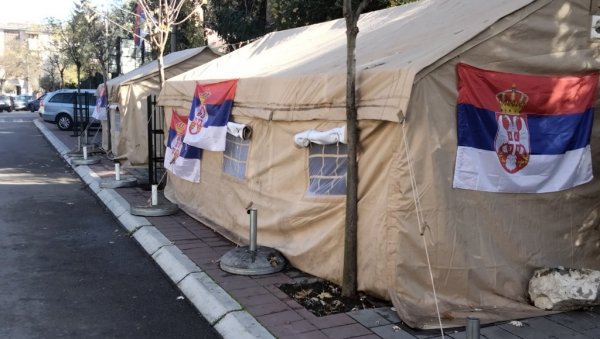 САДА ПОСТАВИЛИ И ШАТОРЕ: Више од пет месеци запослени у општини Звечан протестују на улици САДА ПОСТАВИЛИ И ШАТОРЕ: Више од пет месеци запослени у општини Звечан протестују на улици