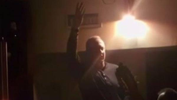 ЂИЛАСУ ЈЕ САМО НОВАЦ БИТАН Кроз песму поручује: Док буде људи, биће и пара (ВИДЕО) ЂИЛАСУ ЈЕ САМО НОВАЦ БИТАН Кроз песму поручује: Док буде људи, биће и пара (ВИДЕО)