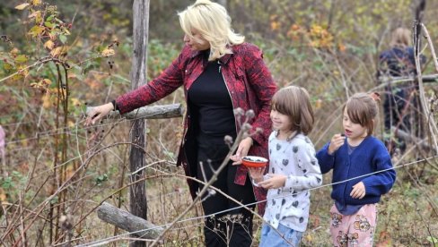 ZGRADA ZA MLADE PAROVE S DECOM: Ministarka Kisić u poseti Crnoj Travi, u kojoj su lane rođene samo četiri bebe ZGRADA ZA MLADE PAROVE S DECOM: Ministarka Kisić u poseti Crnoj Travi, u kojoj su lane rođene samo četiri bebe